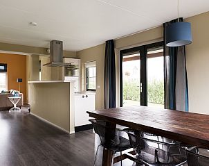 Open keuken en eetruimte in Vakantiehuis Heerd Wellness de Luxe, Vlagtwedde, met toegang tot de tuin.