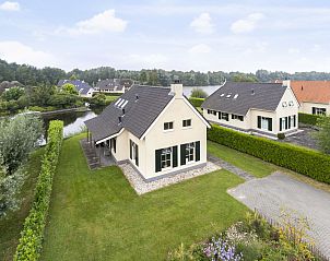 Luchtfoto van Vakantiehuis Heerd Wellness de Luxe, Vlagtwedde, omgeven door natuur en water.