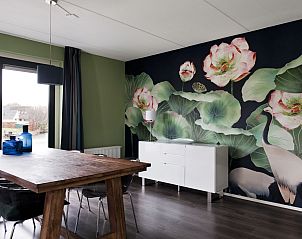 Stijlvolle eetkamer met bloemenmuur in Vakantiehuis Heerd Wellness de Luxe, Vlagtwedde, Groningen.