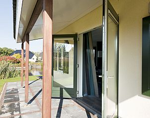 Open deuren naar het terras in Vakantiehuis Heerd Wellness de Luxe, Vlagtwedde, met uitzicht op de tuin.