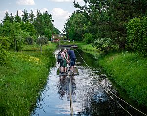 Familie-activiteit op het water nabij Vakantiehuis Heerd Wellness de Luxe, Vlagtwedde, Groningen.