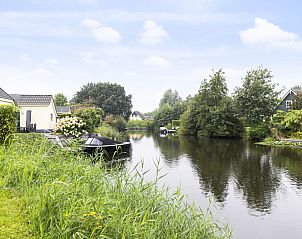 Rustig waterlandschap bij Vakantiehuis Heerd Wellness de Luxe, Vlagtwedde, ideaal voor ontspanning.