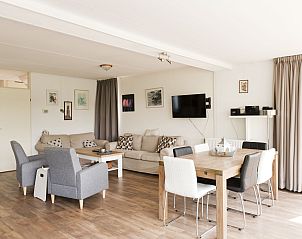 Comfortabele zithoek in Vakantiehuis Vrieschehuis Comfort Royaal, Vlagtwedde, voor gezellig samenzijn in een huiselijke sfeer.