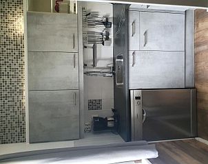 Volledig uitgeruste keuken van Vakantiehuis Vrieschehuis Comfort Royaal in Vlagtwedde, ideaal voor culinaire avonturen in Groningen.