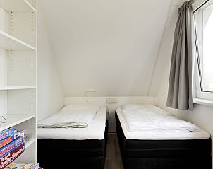 Slaapkamer met twee bedden in Vakantiehuis Vrieschehuis Comfort Royaal, Vlagtwedde, voor een goede nachtrust in Groningen.
