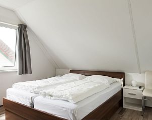 Ruime slaapkamer in Vakantiehuis Vrieschehuis Comfort Royaal, Vlagtwedde, met comfortabel bed en natuurlijke lichtinval.