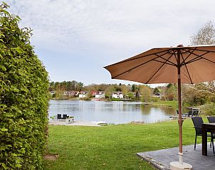 Uitzicht vanaf het terras van Vakantiehuis Vrieschehuis Comfort Royaal in Vlagtwedde, met prachtig uitzicht op het meer.