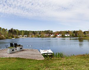 Steiger bij het meer van Vakantiehuis Vrieschehuis Comfort Royaal in Vlagtwedde, perfect voor wateractiviteiten in Groningen.