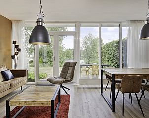 Lichte woonkamer in Vakantiehuis Bellingwolde Comfort, Vlagtwedde, Groningen.