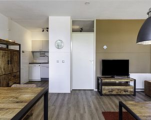 Open keuken en woonkamer in Vakantiehuis Bellingwolde Comfort, Vlagtwedde, Groningen.