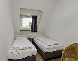 Slaapkamer met twee eenpersoonsbedden in Vakantiehuis Bellingwolde Comfort, Groningen.