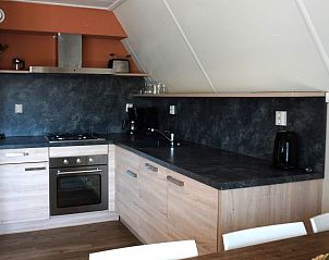 Moderne keuken in Vakantiehuis Ruiten AA comfort, Vlagtwedde, Groningen, met luxe apparatuur en houten afwerking.