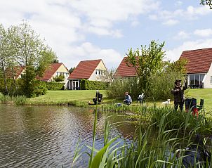 Vissen bij het water van Vakantiehuis Ruiten AA comfort in Vlagtwedde, Groningen, omgeven door groene natuur.