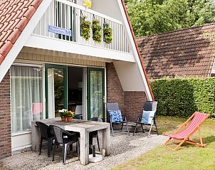 Knus terras van Vakantiehuis Ruiten AA comfort in Vlagtwedde, Groningen, met zitgelegenheid en groene omgeving.