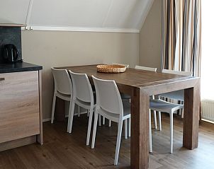 Eetkamer in Vakantiehuis Ruiten AA comfort, Vlagtwedde, Groningen, met ruime houten tafel en moderne stoelen.