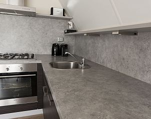 Stijlvolle keuken in Vakantiehuis Ruiten AA comfort, Vlagtwedde, Groningen, met moderne apparatuur en ruim werkblad.