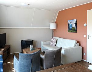 Comfortabele woonkamer in Vakantiehuis Ruiten AA comfort, Vlagtwedde, Groningen, met moderne inrichting en open haard.