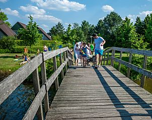 Zonnige dag op de brug bij Vakantiehuis Ruiten AA comfort in Vlagtwedde, Groningen, met uitzicht op de groene omgeving.