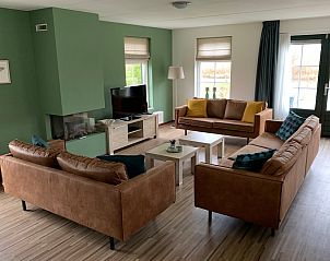Gezellige woonkamer van Wellness 14 bungalow in Vlagtwedde, Zuidoost Groningen met comfortabele banken en moderne inrichting.
