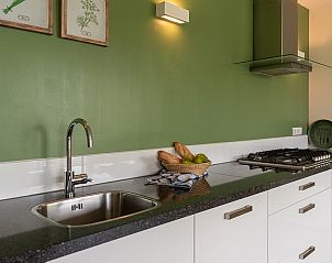 Slaapkamer in Wellness 14 bungalow, Vlagtwedde, Zuidoost Groningen met comfortabele bedden en serene sfeer.