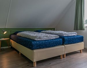 Geniet van het serene uitzicht op het meer vanaf de veranda van Wellness 14, een bungalow in Vlagtwedde, Zuidoost Groningen.