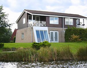 Standaard 6 bungalow in Vlagtwedde, Zuidoost Groningen, biedt een prachtig uitzicht op het water en groene omgeving.
