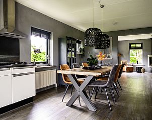 Moderne eetkamer in Vakantiehuis Vosseberghuis Prestige & Outdoor Spa, Vlagtwedde, Zuidoost Groningen.