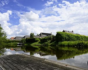Rustgevend uitzicht op het water bij Vakantiehuis Vosseberghuis Prestige & Outdoor Spa, Vlagtwedde, Groningen.