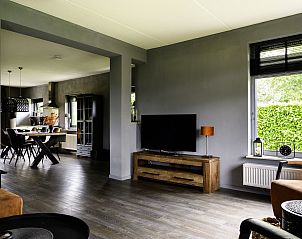 Ruime woonkamer in Vakantiehuis Vosseberghuis Prestige & Outdoor Spa, Vlagtwedde, met moderne inrichting.