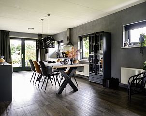 Stijlvolle eetruimte in Vakantiehuis Vosseberghuis Prestige & Outdoor Spa, Vlagtwedde, met uitzicht op tuin.