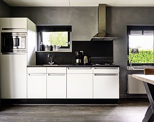 Volledig uitgeruste keuken in Vakantiehuis Vosseberghuis Prestige & Outdoor Spa, Vlagtwedde, Groningen.