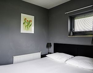 Comfortabele slaapkamer in Vakantiehuis Vosseberghuis Prestige & Outdoor Spa, Vlagtwedde, met moderne uitstraling.