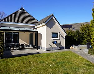 Achtertuin van Vakantiehuis Vosseberghuis Prestige & Outdoor Spa in Vlagtwedde, met terras en zitgelegenheid.