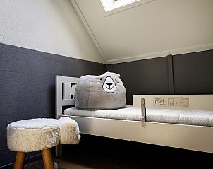 Kinderkamer in Vakantiehuis Vosseberghuis Prestige & Outdoor Spa, Vlagtwedde, met knusse inrichting.