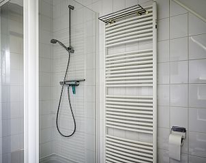 Stijlvolle badkamer met douche in Vakantiehuis Vosseberghuis Prestige & Outdoor Spa, Vlagtwedde, Groningen.