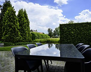 Buitenterras met uitzicht op natuur bij Vakantiehuis Vosseberghuis Prestige & Outdoor Spa, Vlagtwedde.