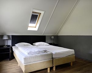 Comfortabele slaapkamer met dakraam in Vakantiehuis Vosseberghuis Prestige & Outdoor Spa, Vlagtwedde.