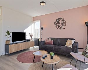 Comfort 5 bungalow in Vlagtwedde, Zuidoost Groningen biedt een stijlvolle woonkamer met moderne inrichting en natuurlijke lichtinval.
