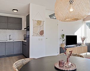 Moderne keuken en zithoek in Comfort 5 bungalow, Vlagtwedde, Zuidoost Groningen. Gezellig vakantiehuis met stijlvolle inrichting.