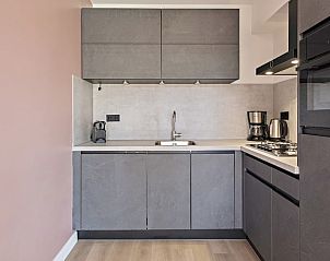 Moderne keuken in Comfort 5 bungalow, Vlagtwedde, Zuidoost Groningen. Geniet van een volledig uitgeruste binnenruimte voor een ontspannen verblijf.