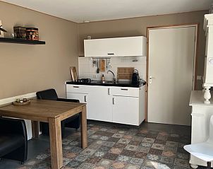 Compacte keuken in Huisje in Slochteren, vakantiehuis in Zuidoost Groningen met moderne faciliteiten.