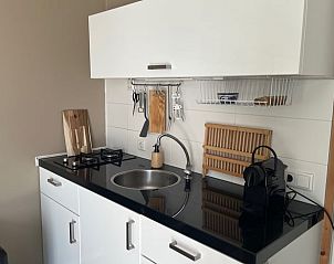 Stijlvolle kitchenette in Huisje in Slochteren, vakantiehuis in Groningen met moderne apparatuur.