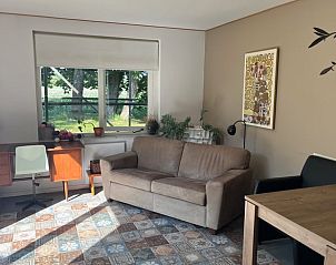 Comfortabele zithoek in Huisje in Slochteren, vakantiehuis in Groningen met uitzicht op de natuur.