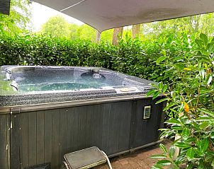 Priv jacuzzi bij Rutershoeske vakantiehuis in Veendam, Zuidoost Groningen.
