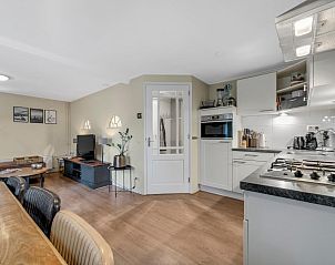 Buitenzijde met jacuzzi in Rutershoeske vakantiehuis, Zuidoost Groningen.