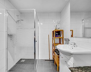 Uitzicht op terras en natuur vanuit Rutershoeske vakantiehuis, Veendam.