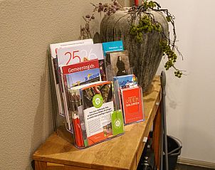 Stijlvolle badkamer met douche in Rutershoeske vakantiehuis, Veendam.