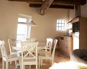 Eetruimte in GR029 vakantiehuis, Tripscompagnie, Groningen met veel natuurlijk licht en een landelijke sfeer.