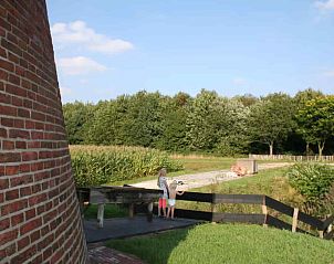 Ruime woonkamer in GR029 vakantiehuis, Tripscompagnie, Groningen met comfortabele zithoek en authentieke details.