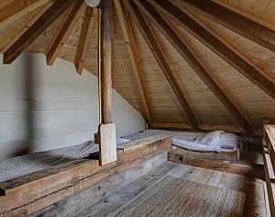 Gezellige eetkamer in GR029 vakantiehuis, Tripscompagnie, Groningen met uitzicht op de omliggende velden.